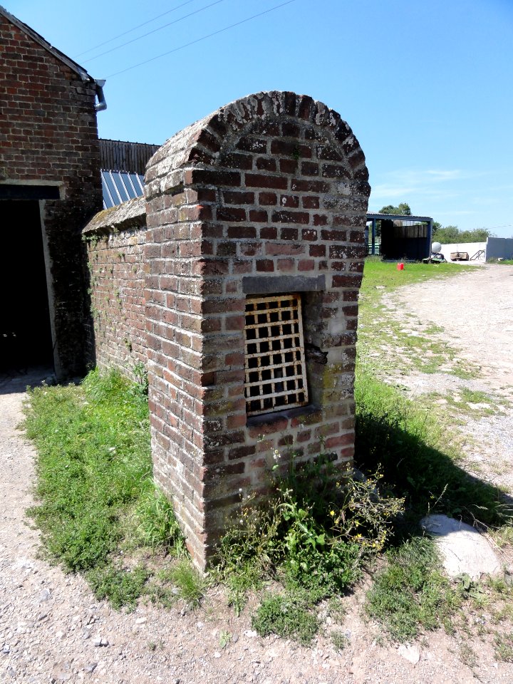 Ramousies (Nord, Fr) chapelle N.D. de Walcourt (mur portail ferme)