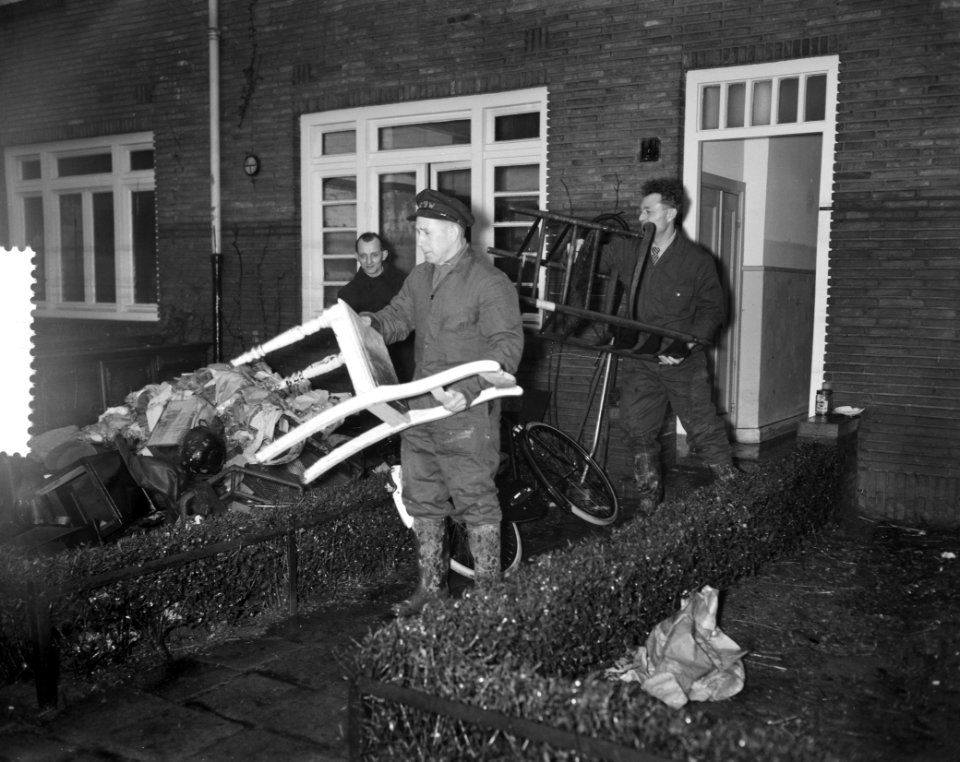 Ramp Tuindorp Oostzaan, de terugkeer, hulp uit Schouwen, Bestanddeelnr 910-9858