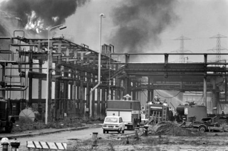 Ramp bij DSM in Beek (Limburg) blussingswerkzaamheden bij ontplofte nafta-krak, Bestanddeelnr 928-2584