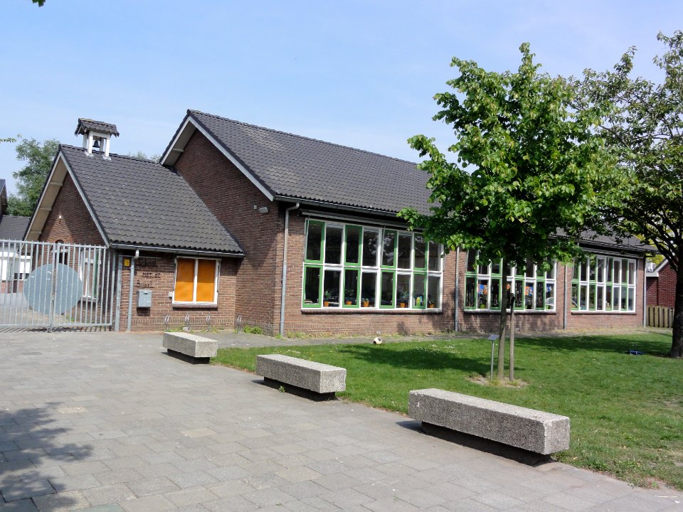 Randwijk (Overbetuwe) school met de Bijbel