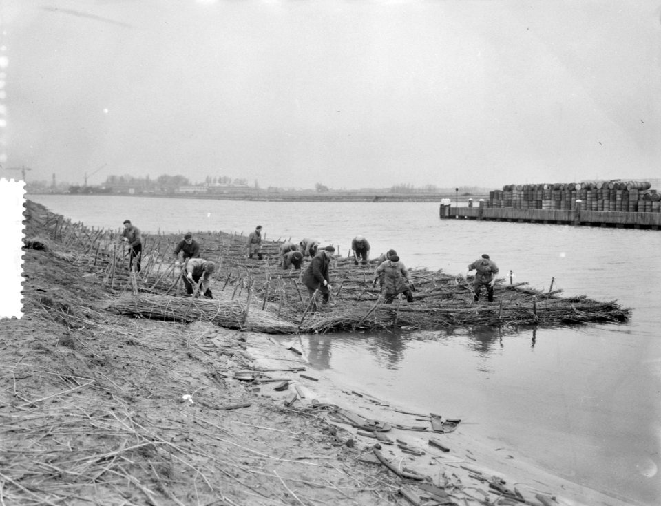 Ramp Tuindorp Oostzaan rijnwerkers in actie, Bestanddeelnr 910-9580