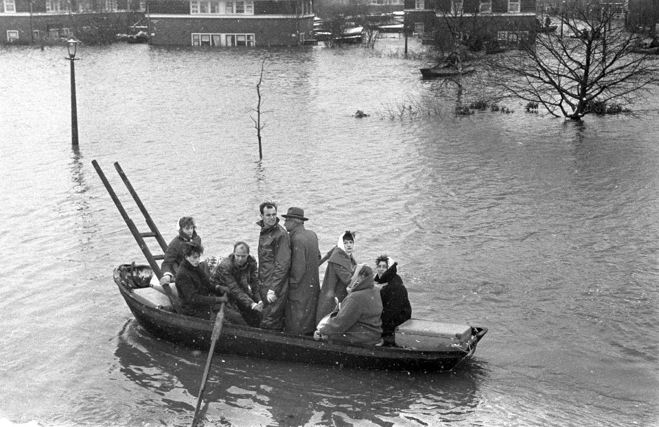 Ramp Tuindorp Oostzaan, in vletjes naar opvangcentrum, Bestanddeelnr 910-9400