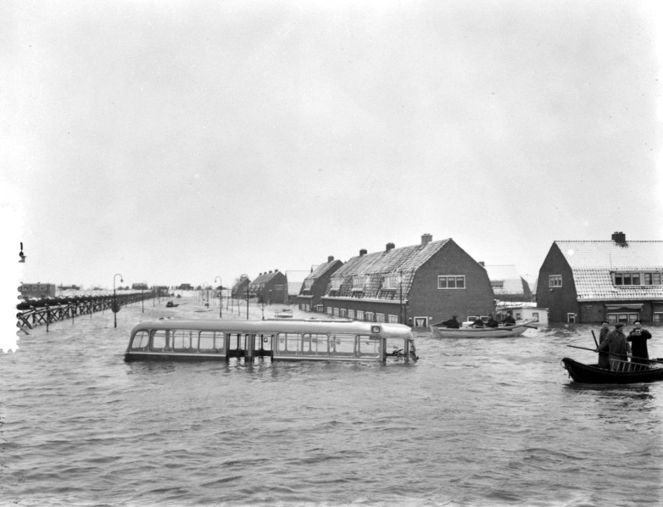 Ramp Tuindorp Oostzaan, gemeentebus in het water, Bestanddeelnr 910-9406