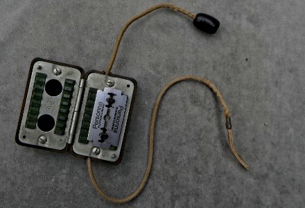 Rasierklingenschärfer offen mit Klinge