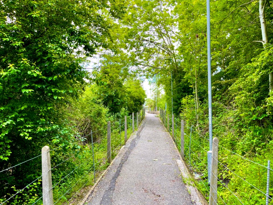 Ramp up to South Greenford Platform 2, close to street, 2021