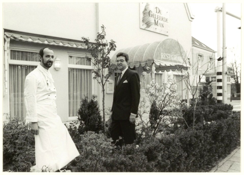 Rastaurant De Geleerde Man Arie Siliakus en de chef-kok. NL-HlmNHA 54031713