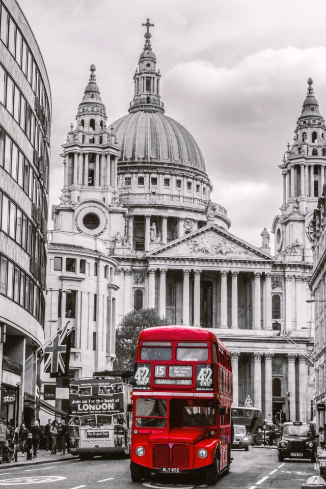 St paul's cathedral double decker bus traffic
