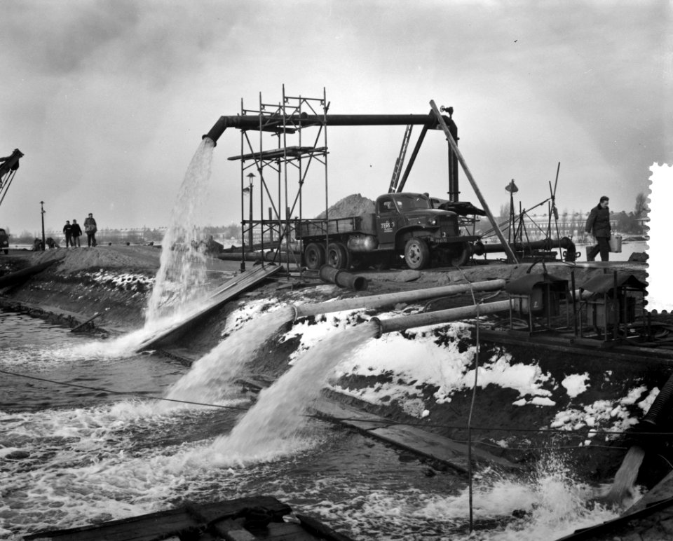 Ramp Tuindorp Oostzaan, pompen in bedrijf, Bestanddeelnr 910-9473