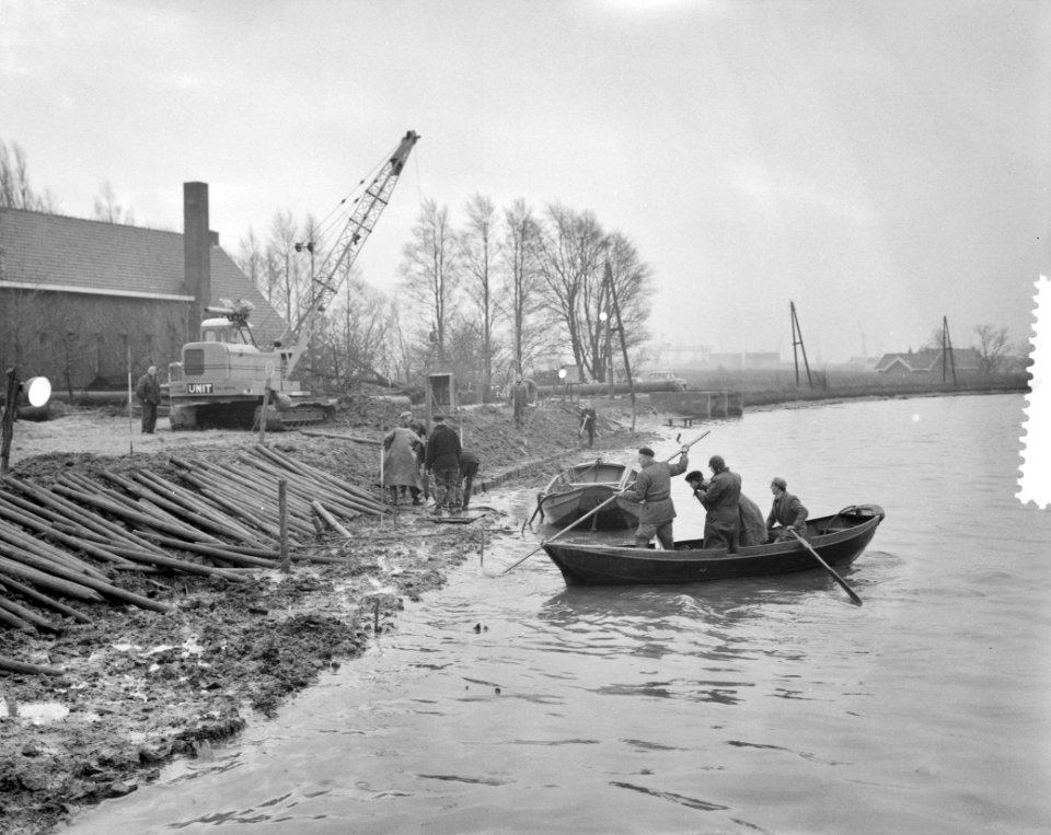 Ramp Tuindorp Oostzaan rijnwerkers in actie, Bestanddeelnr 910-9582