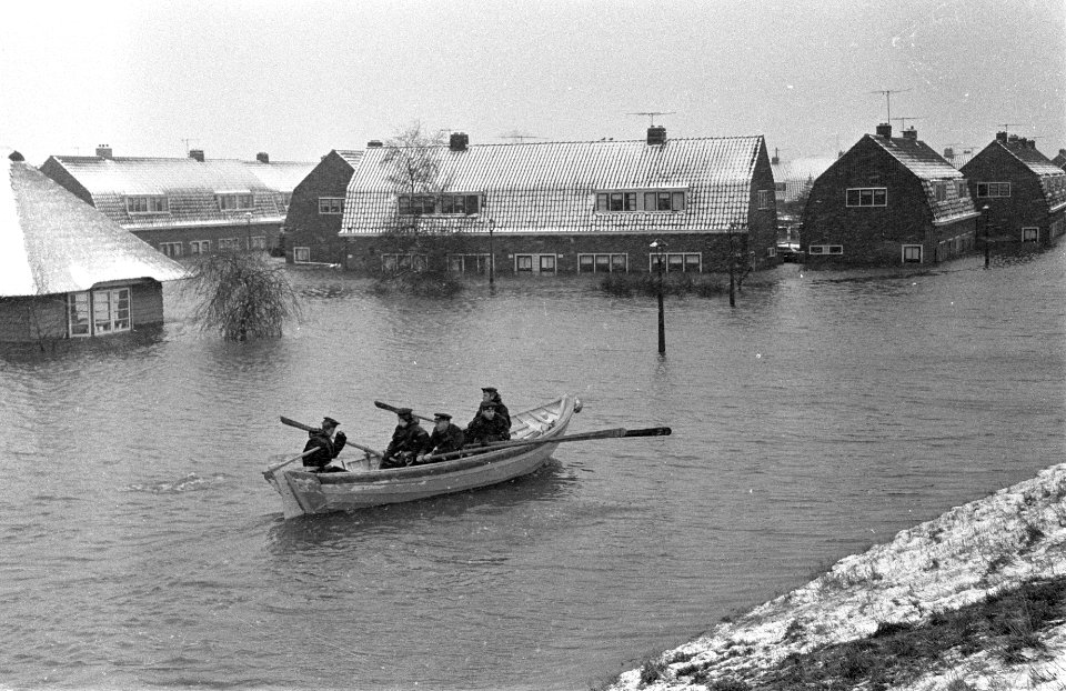 Ramp Tuindorp Oostzaan, in vletjes naar opvangcentrum, Bestanddeelnr 910-9397