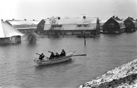 Ramp Tuindorp Oostzaan, in vletjes naar opvangcentrum, Bestanddeelnr 910-9397