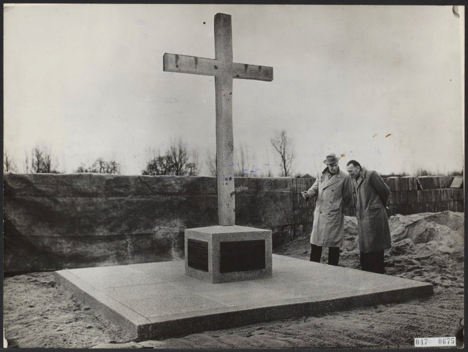 Ramp Herdenkingsmonument voor Nieuw Vossemeer. Dit monument, dat door de aannemi, Bestanddeelnr 047-0675