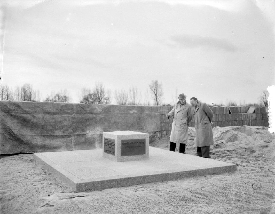 Ramp Herdenkingsmonument voor Nieuw Vossemeer. Dit monument, dat door de aannemi, Bestanddeelnr 906-2468