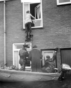 Ramp Tuindorp Oostzaan, mensen halen bezittingen op, Bestanddeelnr 910-9544