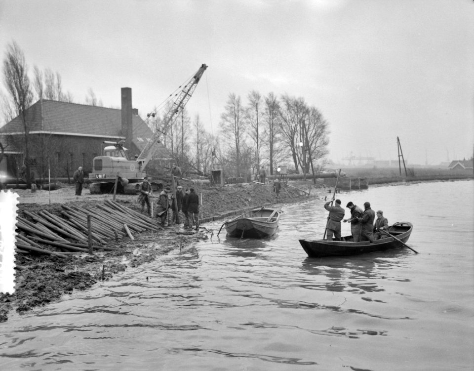 Ramp Tuindorp Oostzaan, rijswerkers in actie, Bestanddeelnr 910-9651
