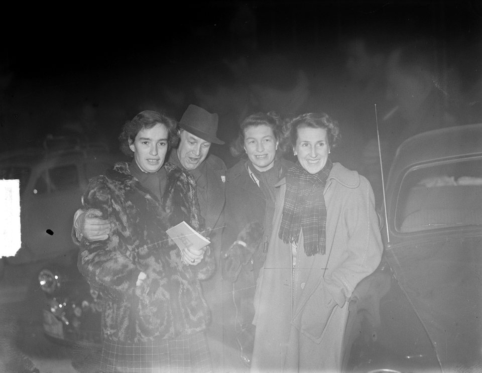 Ralley Monte Carlo , groepje 3 dames en 1 heer, Bestanddeelnr 903-8021