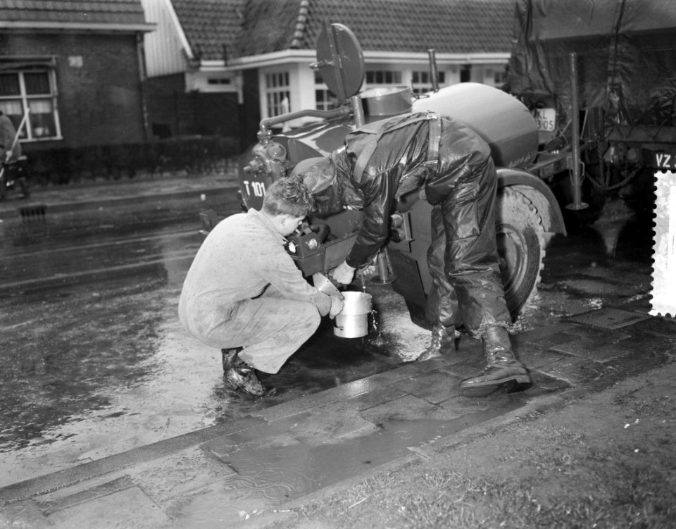 Ramp Tuindorp Oostzaan, de terugkeer, militairen verstrek drinkwater, Bestanddeelnr 910-9854