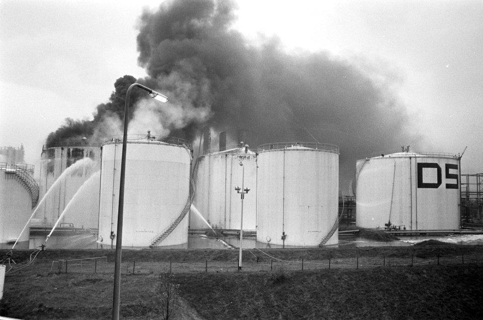 Ramp bij DSM in Beek (Limburg) brandende opslagtanks, Bestanddeelnr 928-2585