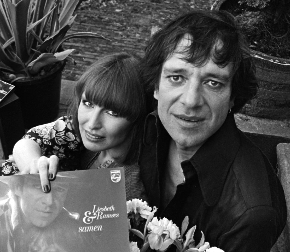 Ramses Shaffy en Liesbeth List met LP Samen t.g.v. 10 jaar bij Phonogram, op K, Bestanddeelnr 928-5308 (cropped)