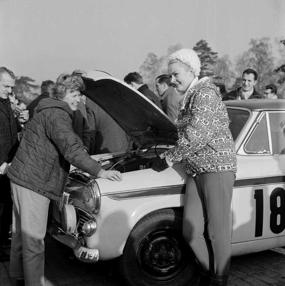 Rally de Monte Carlo , het Ierse damesteam R Smith (r) en M Mackenzie bij cont, Bestanddeelnr 915-9591