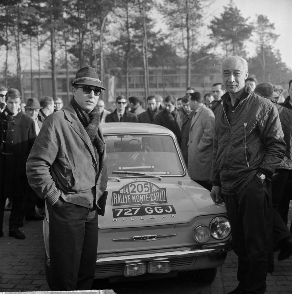 Rally de Monte Carlo , de Hollanders M Gatsonides (r) en A Ilsken bij controle, Bestanddeelnr 915-9593