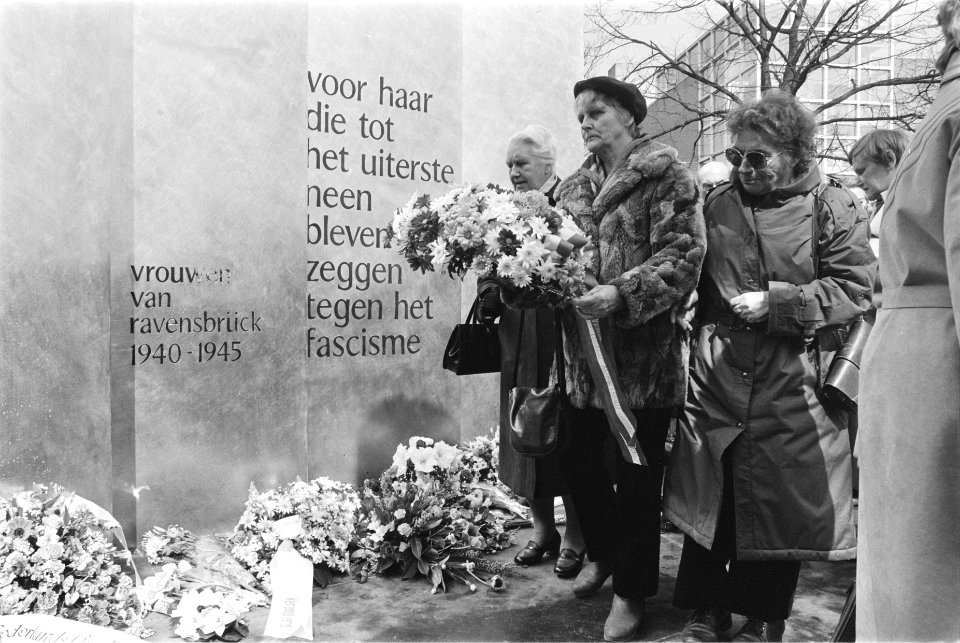 Ravensbrück-herdenking op Museumplein in Amsterdam vrouwen leggen bloemen bij h, Bestanddeelnr 932-9327
