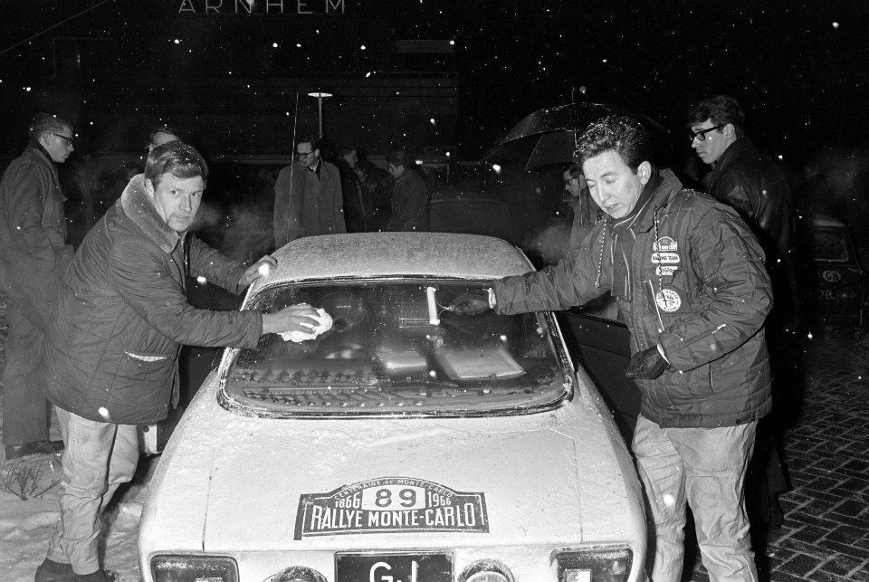 Ralley van Monte Carlo, nummer 23 H. Kiklort (links) en J. Bosch startnummer 89, Bestanddeelnr 918-6806