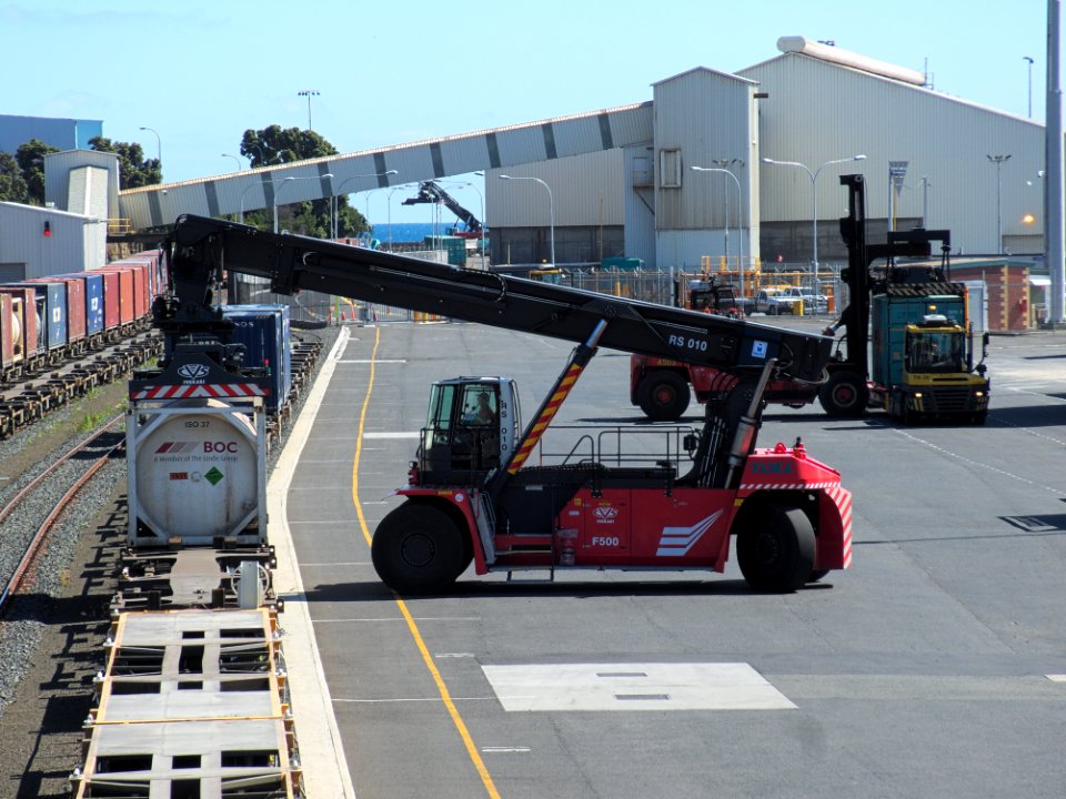 Reach-stacker-Burnie-20170110-001
