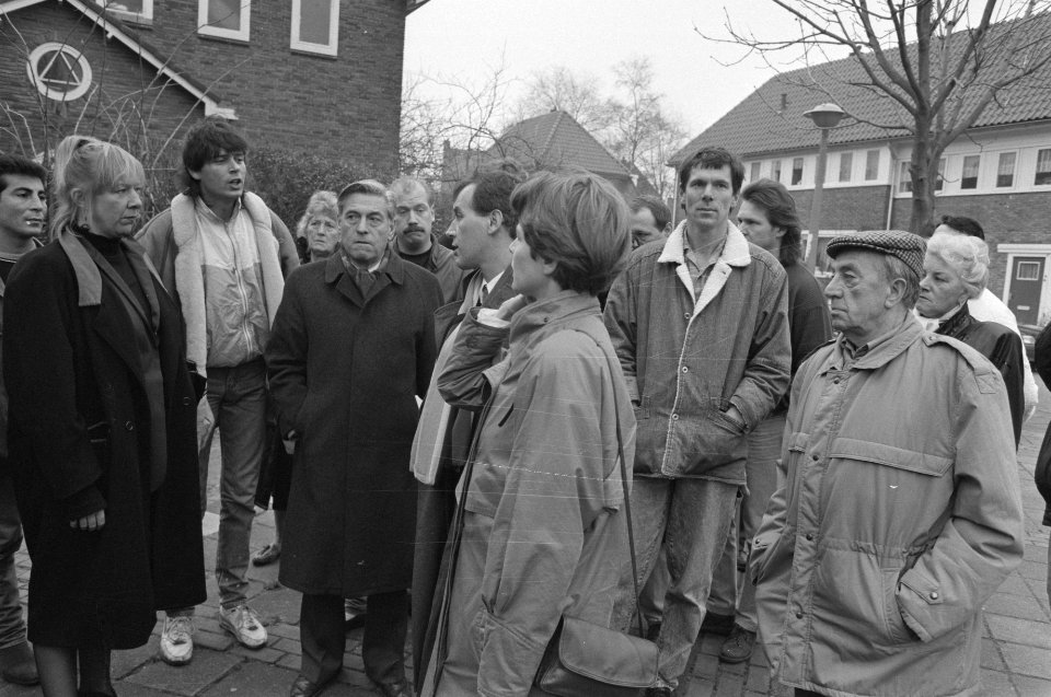 Rechtbankpresident mr. Asscher bekijkt voormalig schoolgebouw aan Wognumerplants, Bestanddeelnr 934-3798