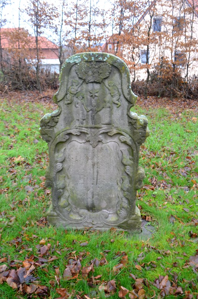 Ransbach (Hohenroda), evangelische Kirche, Kirchhof, Grabsteingruppe links, Stein 2