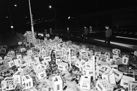 Ravage na schuivende lading van bierauto in Amsterdam, Bestanddeelnr 930-0010