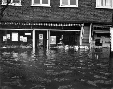 Ramp Tuindorp Oostzaan, winkelpanden met melkflessen, Bestanddeelnr 910-9541