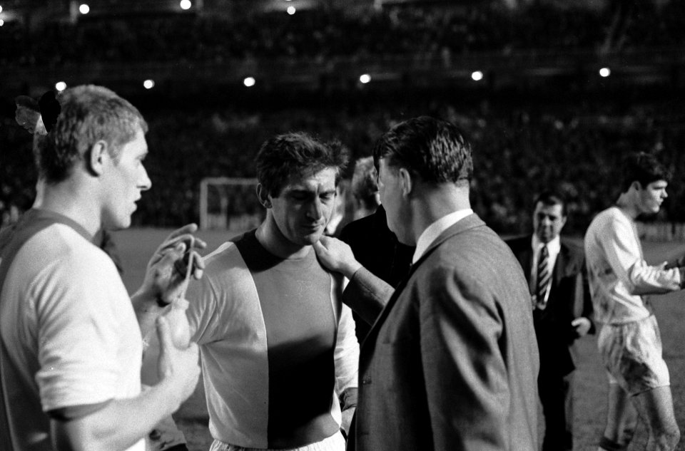 Real Madrid tegen Ajax 2-1. Spelers tijdens pauze voor de verlenging, Bestanddeelnr 920-7787