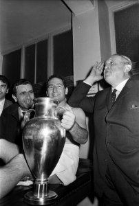 Real Madrid tegen Partizan 2-1 te Brussel, aanvoerder Gento met de beker, Bestanddeelnr 919-1274