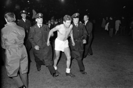 Real Madrid tegen Partizan 2-1 te Brussel, Amanciao wordt door twee agenten in v, Bestanddeelnr 919-1272