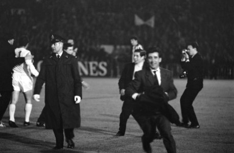Real Madrid tegen Partizan 2-1 te Brussel, politie op he t veld, Bestanddeelnr 919-1295