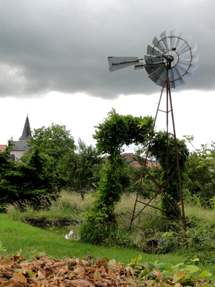 Raville-sur-Sânon (M-et-M) pompe-eolienne