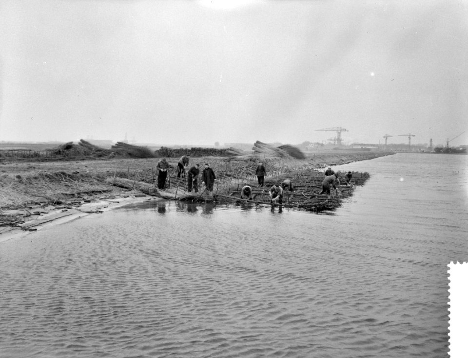 Ramp Tuindorp Oostzaan, rijswerkers in actie, Bestanddeelnr 910-9652
