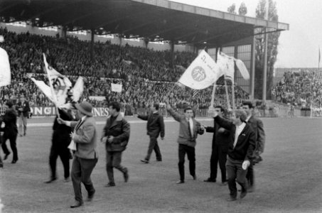 Real Madrid tegen Partizan 2-1 te Brussel, nummer 3 en 4 supporters met vlaggen,, Bestanddeelnr 919-1294
