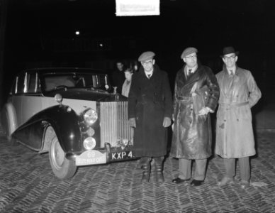 Ralley Monte Carlo , drie heren poseren met een Rolls Royce, Bestanddeelnr 903-8022
