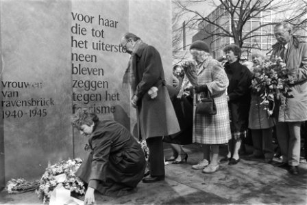 Ravensbrück-herdenking op Museumplein in Amsterdam vrouwen leggen bloemen bij h, Bestanddeelnr 932-9326
