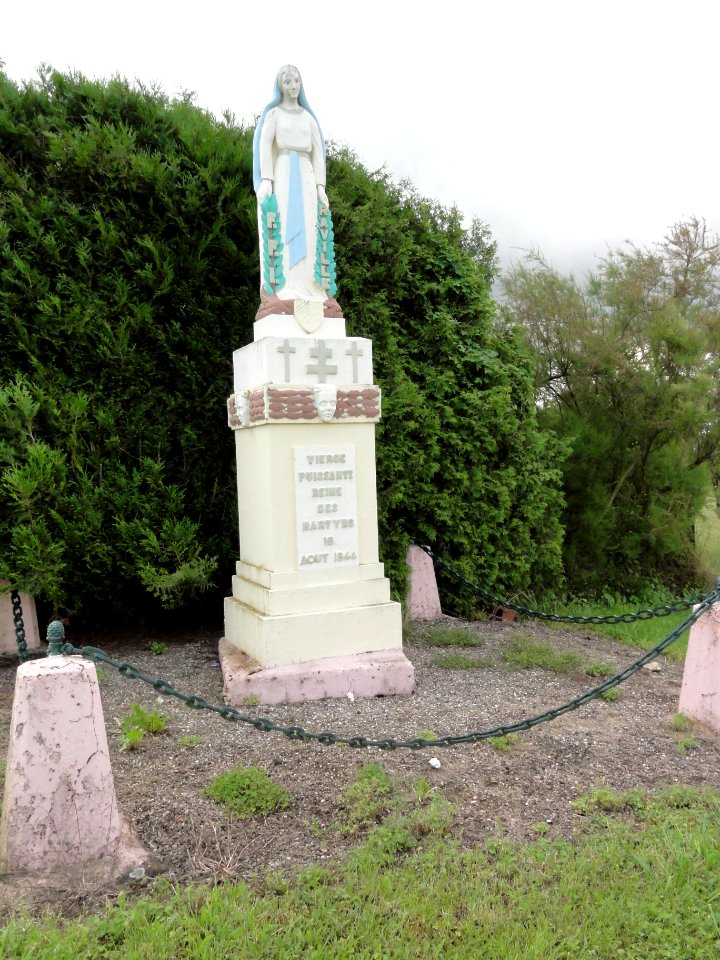 Raville-sur-Sânon (M-et-M) statue Reine des martyrs 1944
