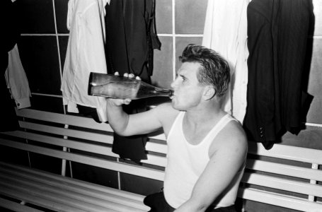 Real Madrid tegen Feyenoord 0-5, Puskas in kleedkamer, Bestanddeelnr 918-2188