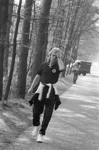 Real Madrid in Oisterwijk trainer Leo Beenhakker tijdens boswandeling, Bestanddeelnr 934-2326