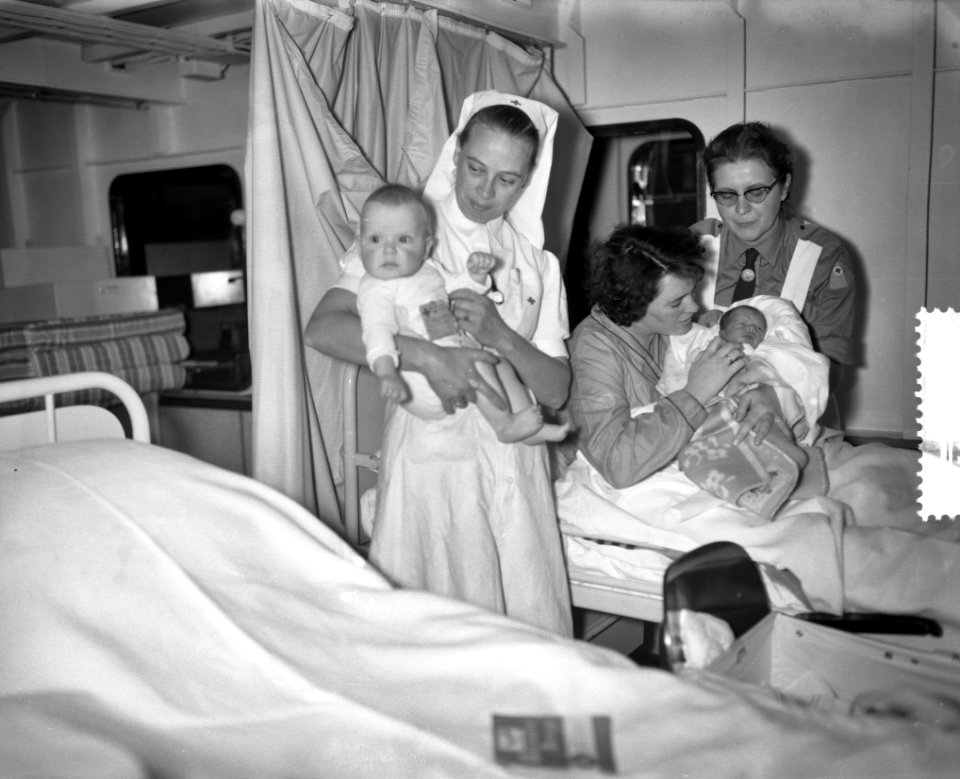 Ramp Tuindorp Oostzaan, de terugkeer, babyverzorging op Henri Dunant, Bestanddeelnr 910-9855