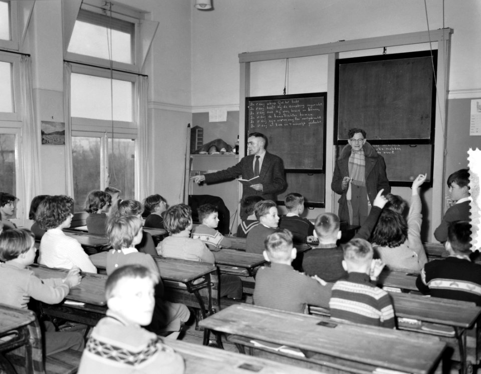 Ramp Tuindorp Oostzaan, de terugkeer, in de schoolklas, Bestanddeelnr 910-9869