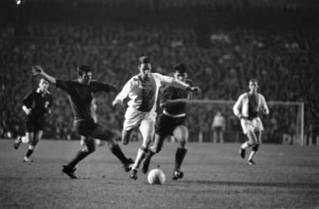 Real Madrid tegen Ajax 2-1. Cruijff in duel met Socco en Sanchiz, Bestanddeelnr 920-7769