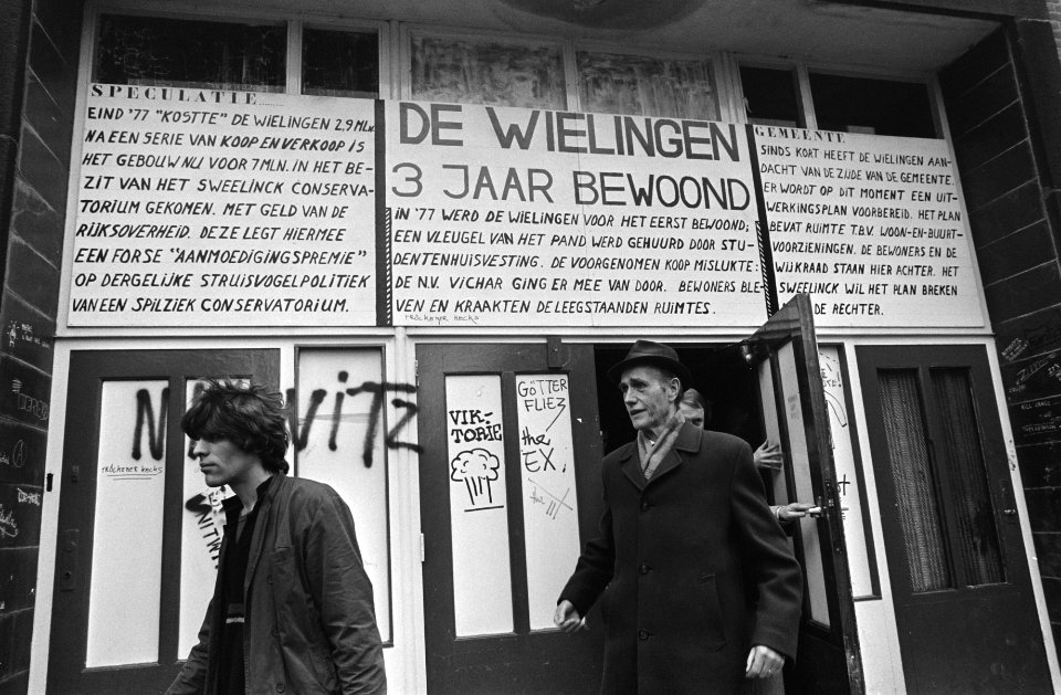 Rechtbankpresident mr. Borgerhoff Mulder bezoekt Amsterd kraakpand De Wielingen, mr. Borgerhoff Mulder verlaat pand, Bestanddeelnr 931-3824
