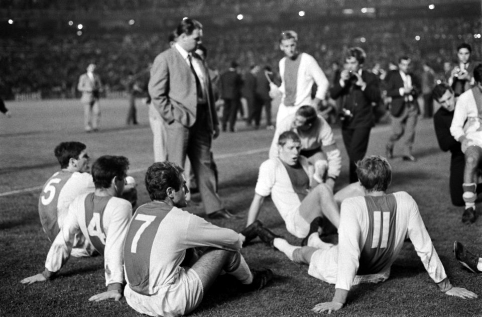 Real Madrid tegen Ajax 2-1. Michels te midden van spelers, Bestanddeelnr 920-7772
