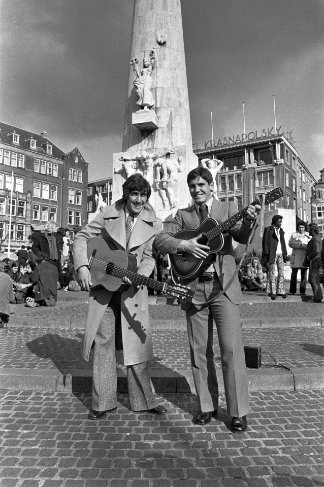 Real Madrid spelers tussen de hippies op de Dam in Amsterdam, twee Real-spelers , Bestanddeelnr 926-3303